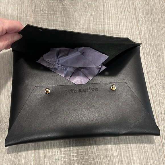 Clutch / Sml envelope in leather by tribe alive. NEW. Black with gold snaps. - Picture 5 of 5